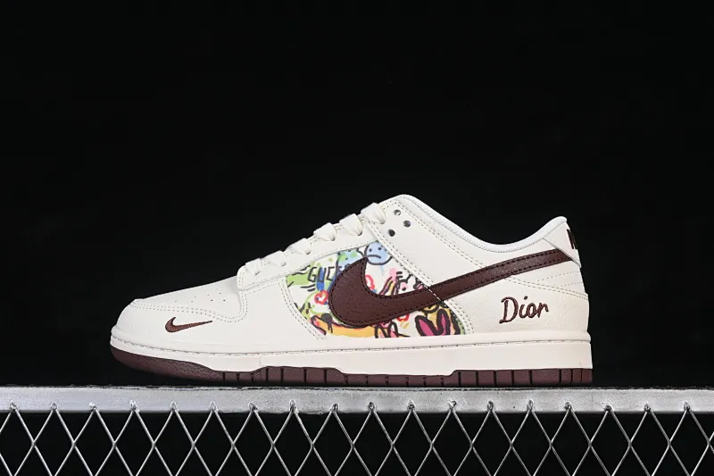 All categories Nk SB Dunk Series Nk SB Dunk Low High-end customized low-top sneakers Nike SB Dunk Low Dior co-branded graffiti rice wine red hook High-end customized low-top casual sneakers QW5836-033
